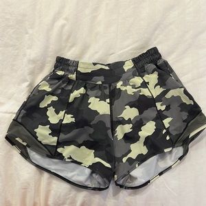 Lululemon Hotty hot 4 inch low rise size 4